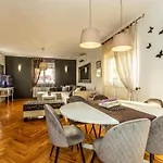 Modern With An Outdoor Jacuzzi 公寓 布罗达里卡