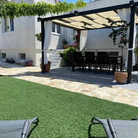 Modern With An Outdoor Jacuzzi Apartman