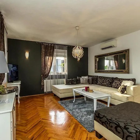 Modern With An Outdoor Jacuzzi *