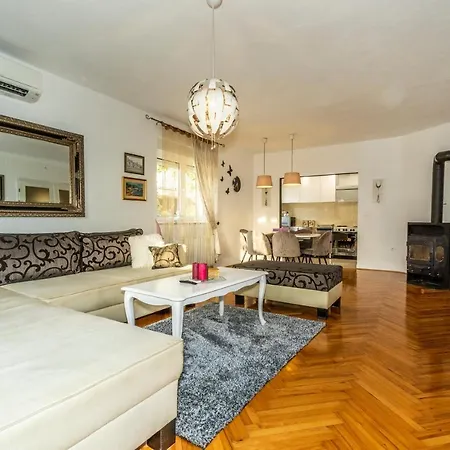 Modern With An Outdoor Jacuzzi Апартаменты Бродарица