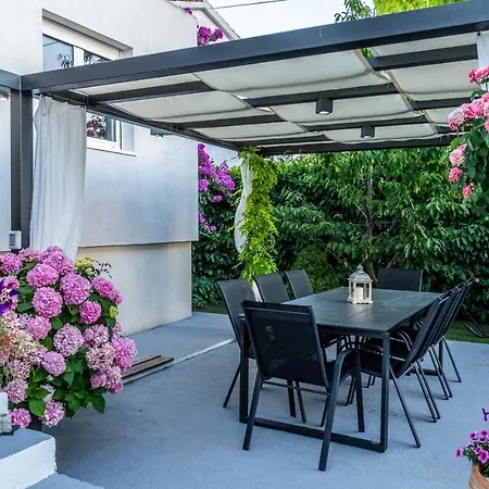 Modern With An Outdoor Jacuzzi Apartman *