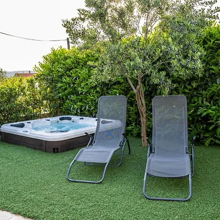 Apartman Modern With An Outdoor Jacuzzi *