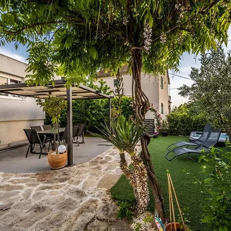 Modern With An Outdoor Jacuzzi Brodarica