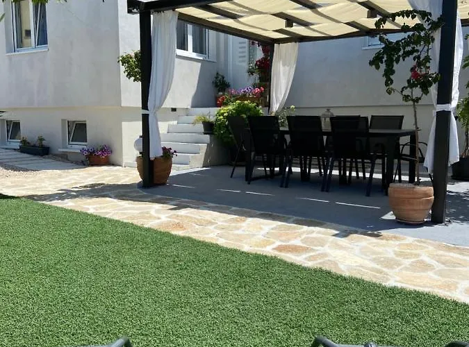 Modern With An Outdoor Jacuzzi Lejlighed