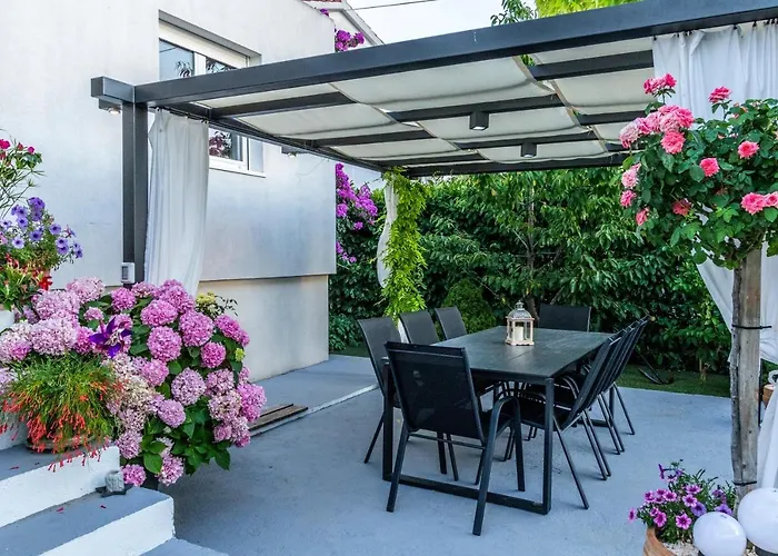 Modern With An Outdoor Jacuzzi Апартаменты *