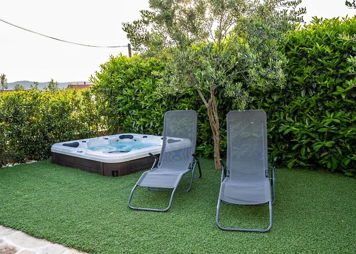 Lejlighed Modern With An Outdoor Jacuzzi *